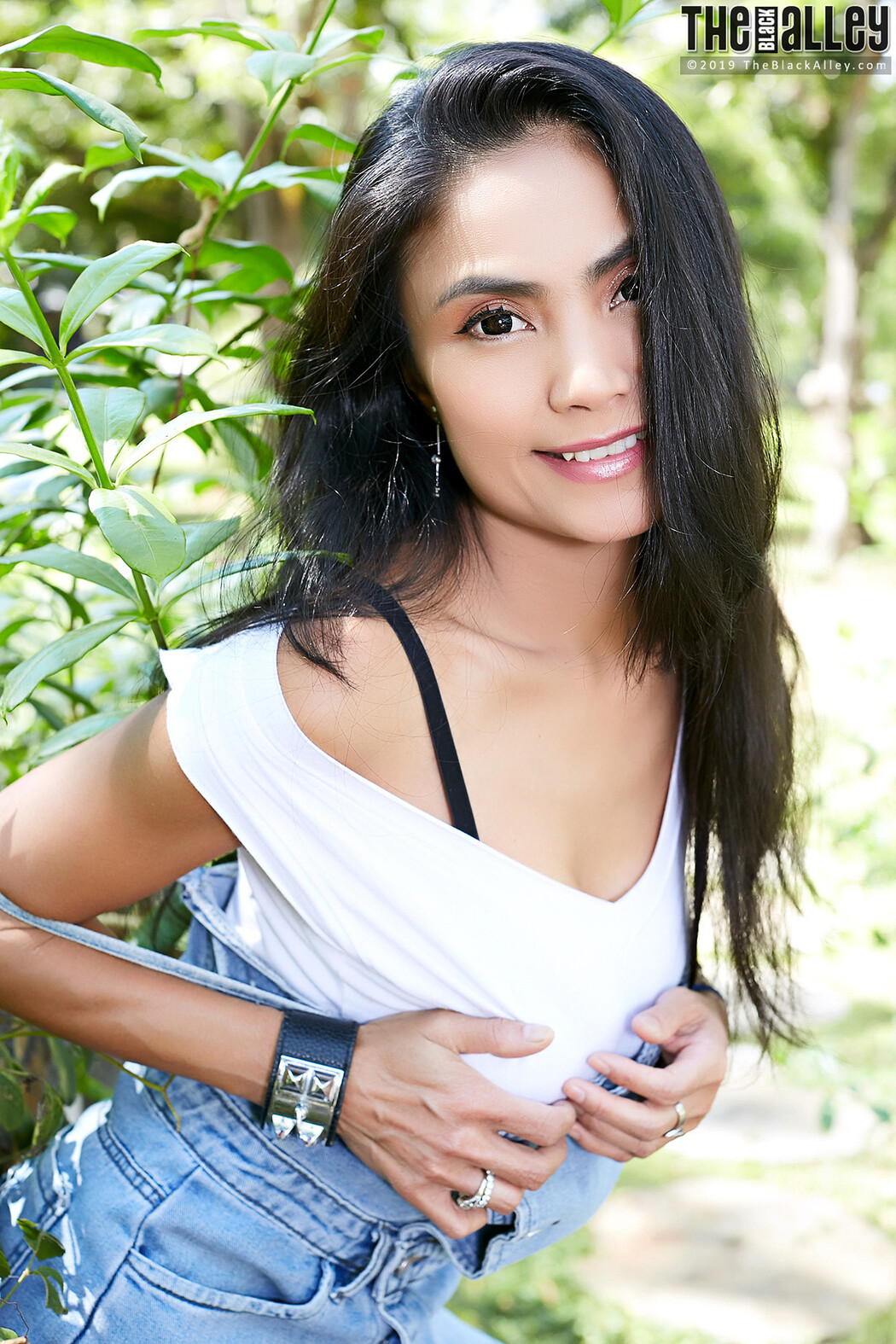 Leah The Black Alley Photobook Set.01