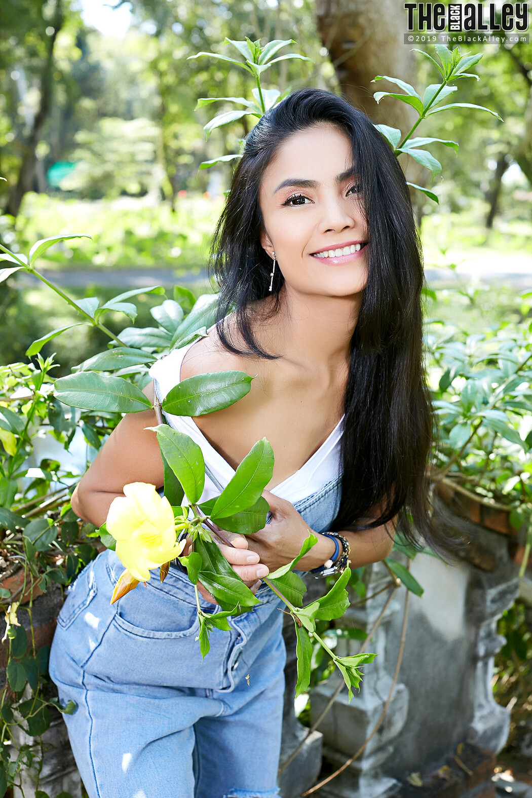 Leah The Black Alley Photobook Set.01