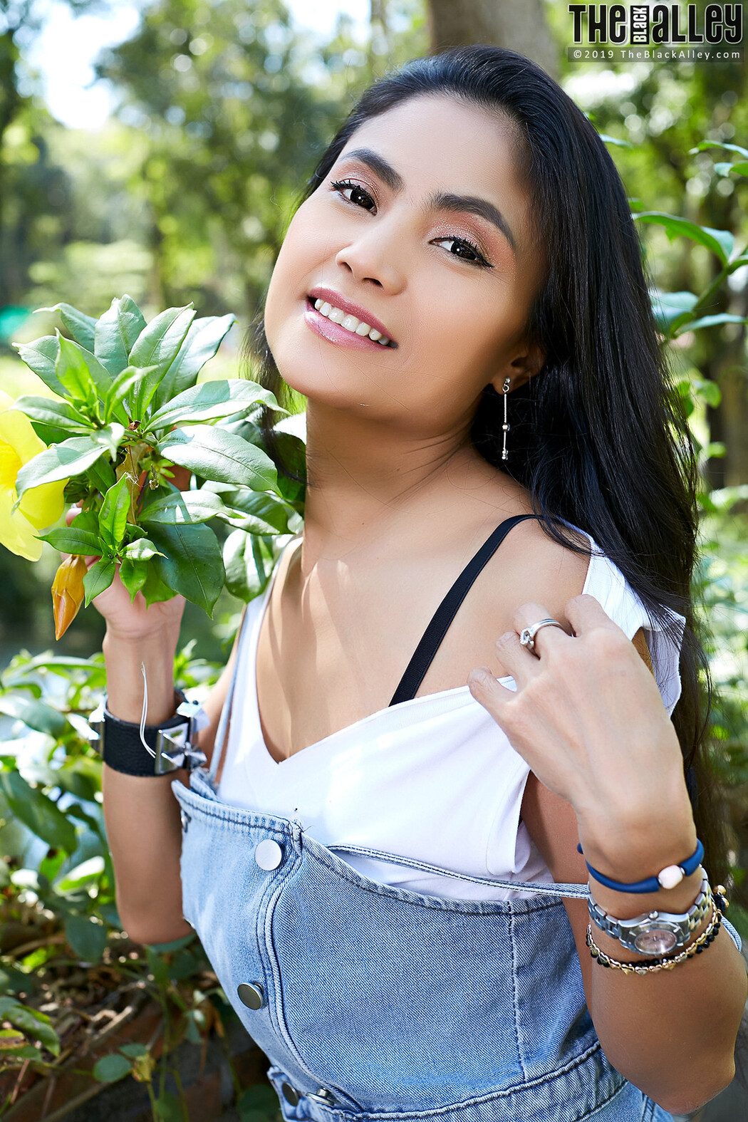 Leah The Black Alley Photobook Set.01