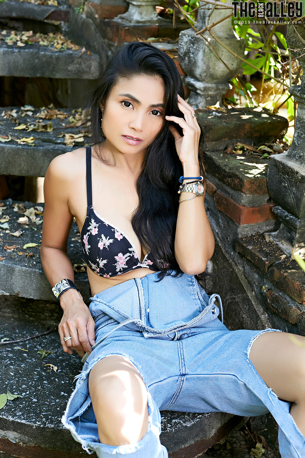 Leah The Black Alley Photobook Set.01