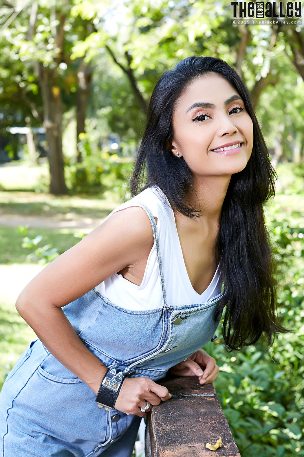 Leah The Black Alley Photobook Set.01