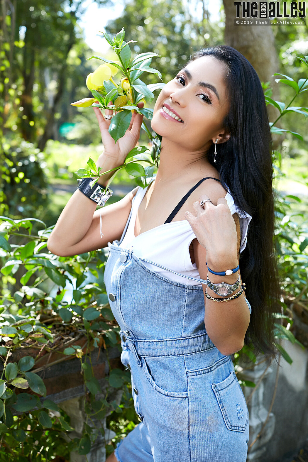 Leah The Black Alley Photobook Set.01