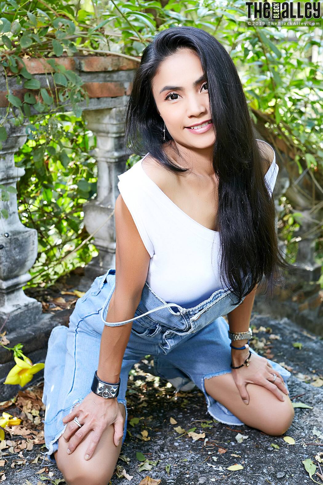 Leah The Black Alley Photobook Set.01