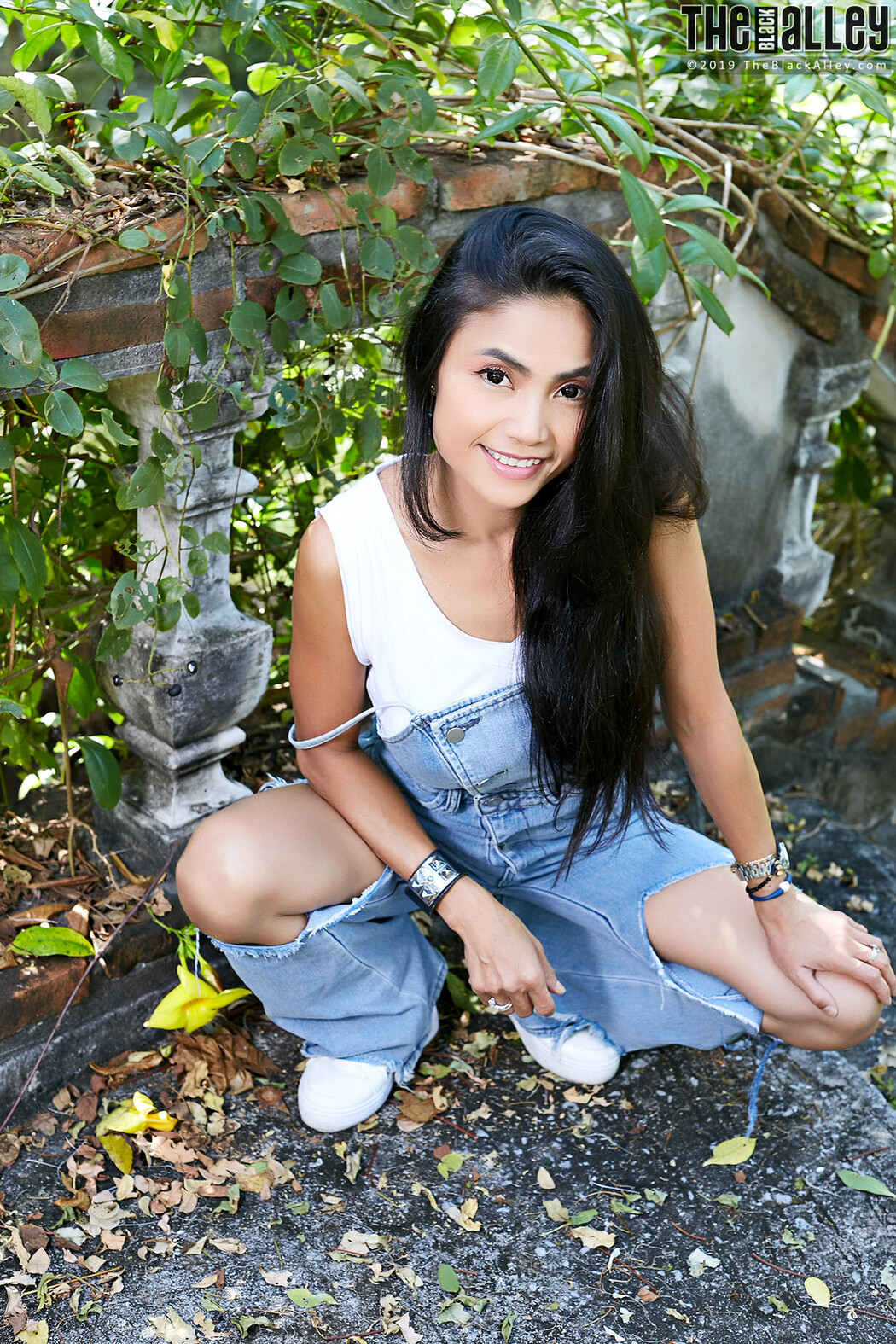 Leah The Black Alley Photobook Set.01