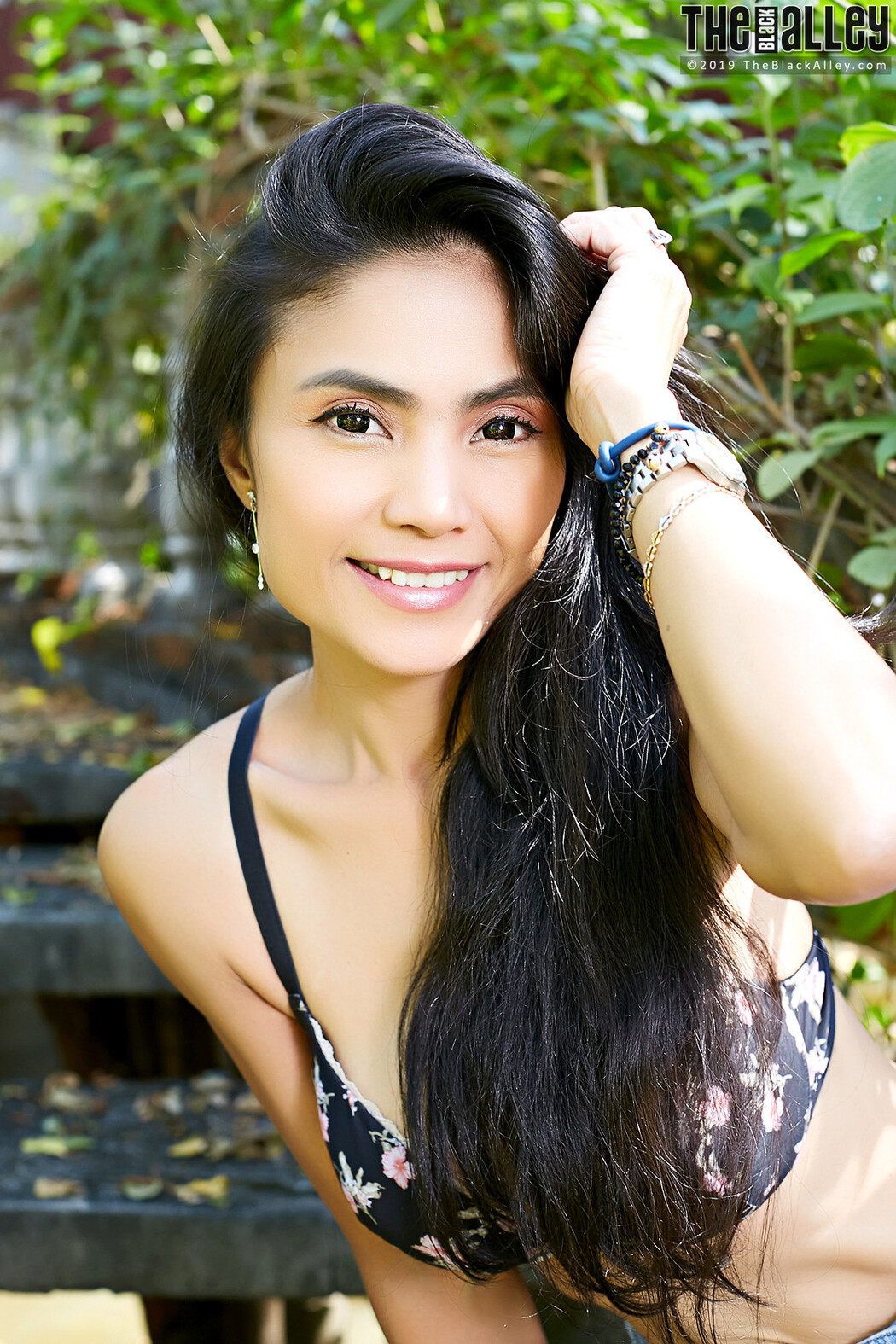 Leah The Black Alley Photobook Set.01