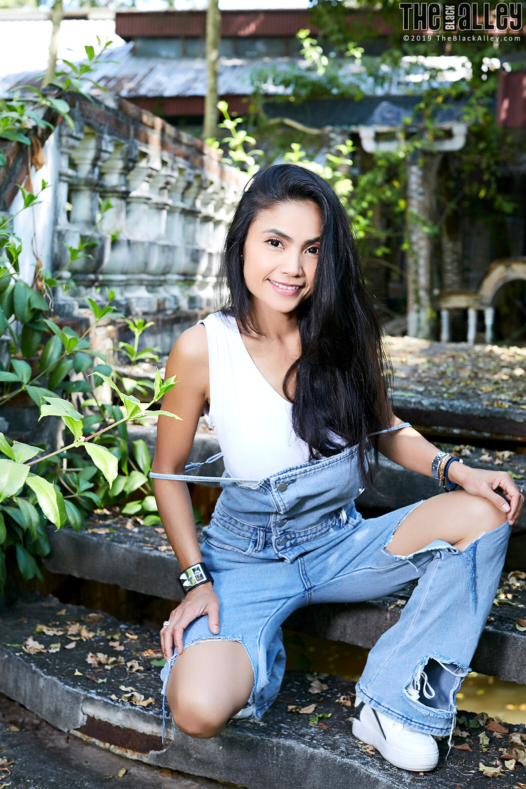 Leah The Black Alley Photobook Set.01