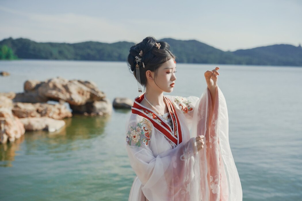 YiTuYu艺图语 Vol.2242 Yue Li