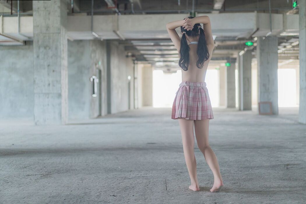 Coser@杪夏 – 制服露出