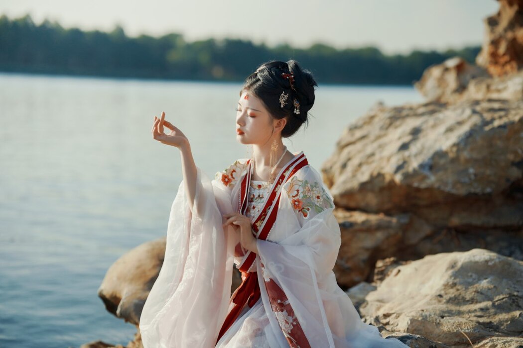 YiTuYu艺图语 Vol.2242 Yue Li