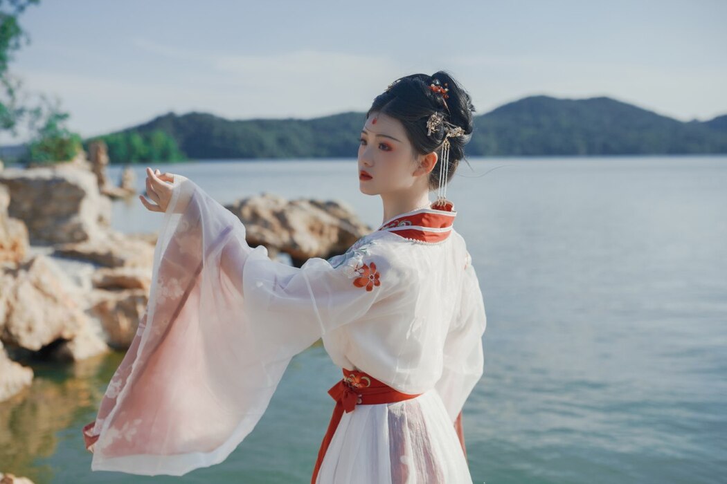 YiTuYu艺图语 Vol.2242 Yue Li