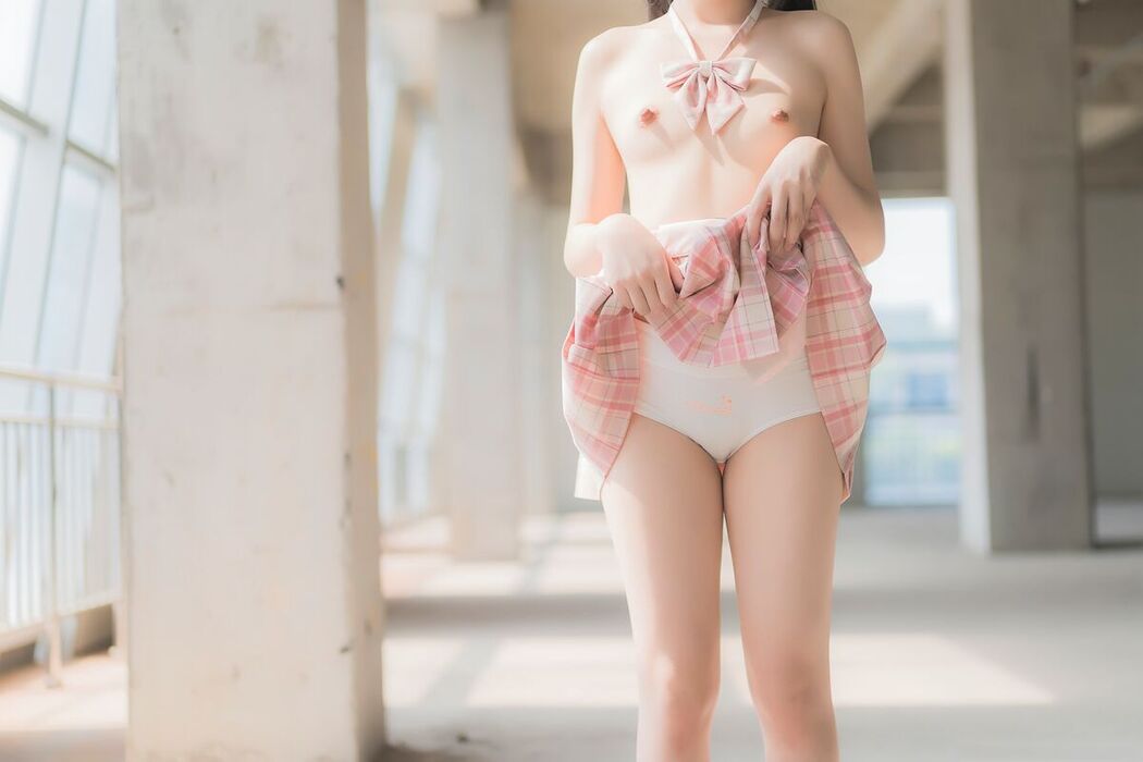 Coser@杪夏 – 制服露出
