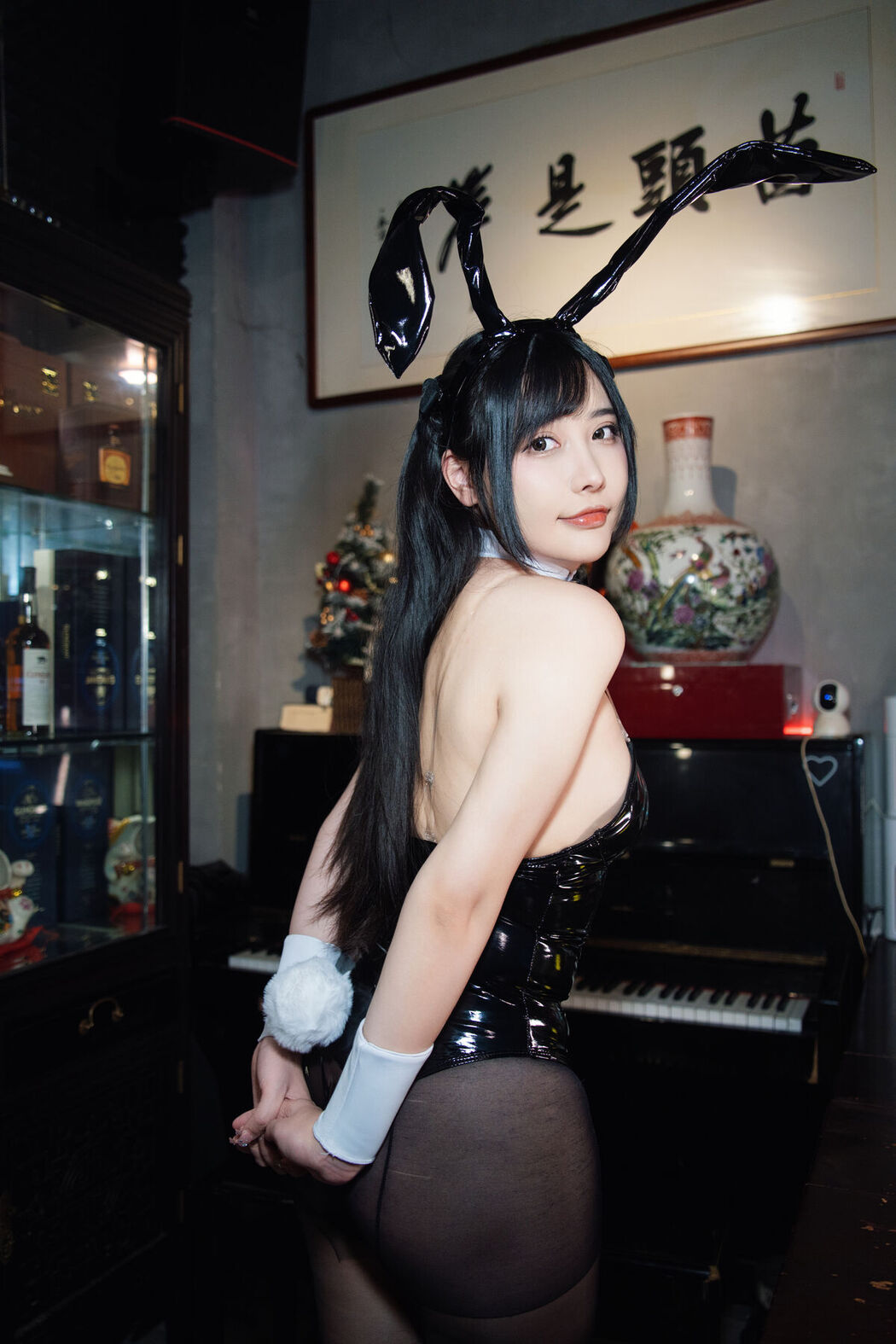 Coser@糖果果Candy – 黑胶兔兔2 Part1
