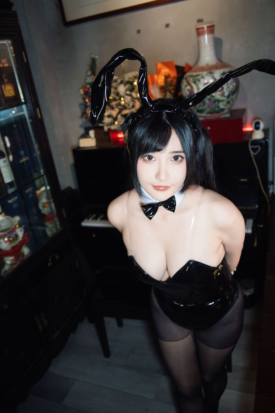 Coser@糖果果Candy – 黑胶兔兔2 Part1