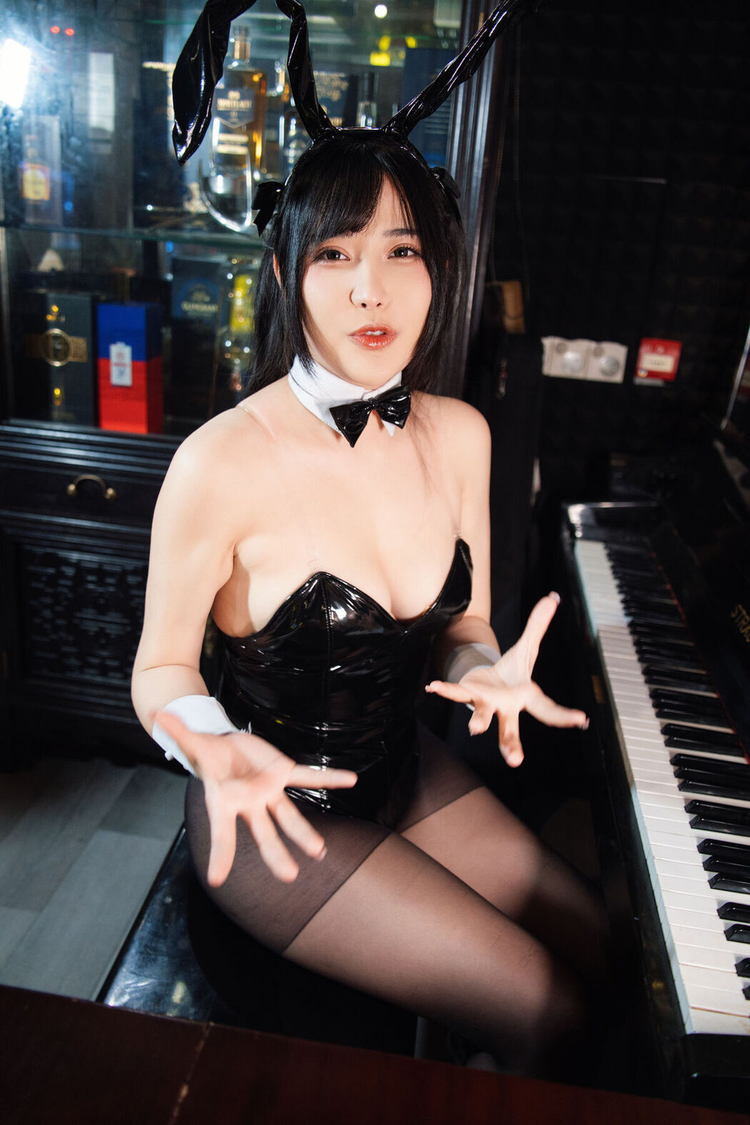 Coser@糖果果Candy – 黑胶兔兔2 Part1