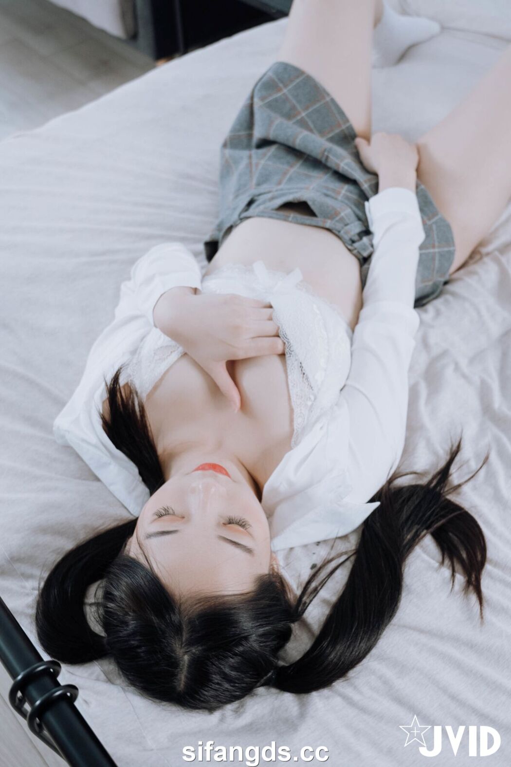 JVID Jie Mi 婕咪 Juice – 雙馬尾女孩婕咪想在學長的胯下依偎 全裸無遮四點全開 Part1