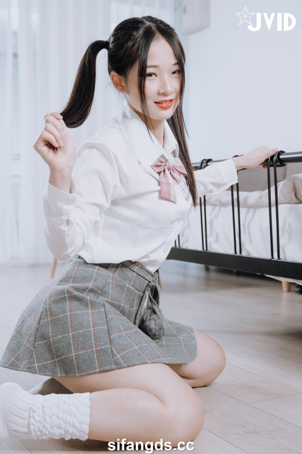 JVID Jie Mi 婕咪 Juice – 雙馬尾女孩婕咪想在學長的胯下依偎 全裸無遮四點全開 Part1