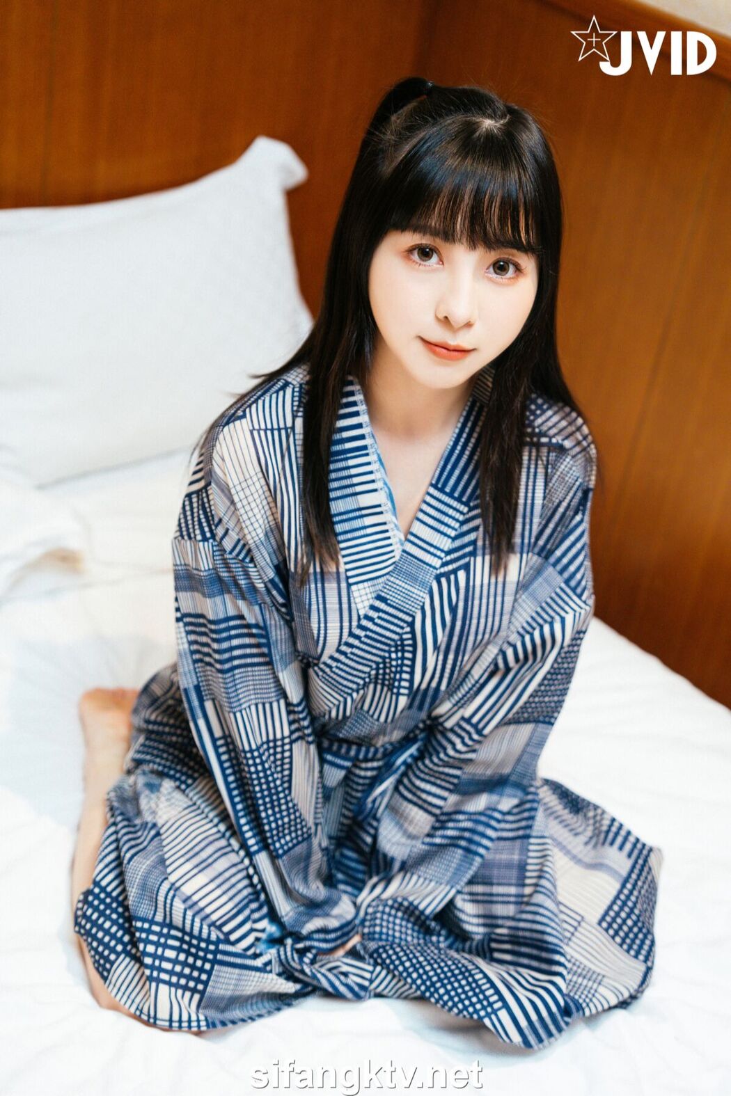 JVID Jie Mi 婕咪 Juice And Ya Jie 雅捷 And Yue Tai Ni Tiny 月台尼Tiny And Cha Li 茶理 – 酒醉的瘋狂做愛快樂之夜 Part1