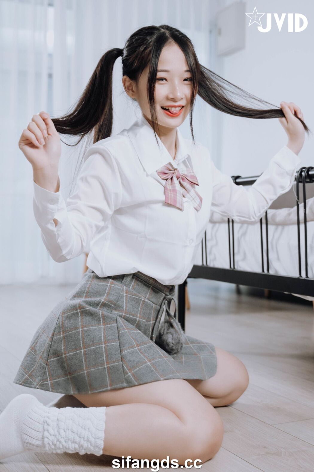 JVID Jie Mi 婕咪 Juice – 雙馬尾女孩婕咪想在學長的胯下依偎 全裸無遮四點全開 Part1