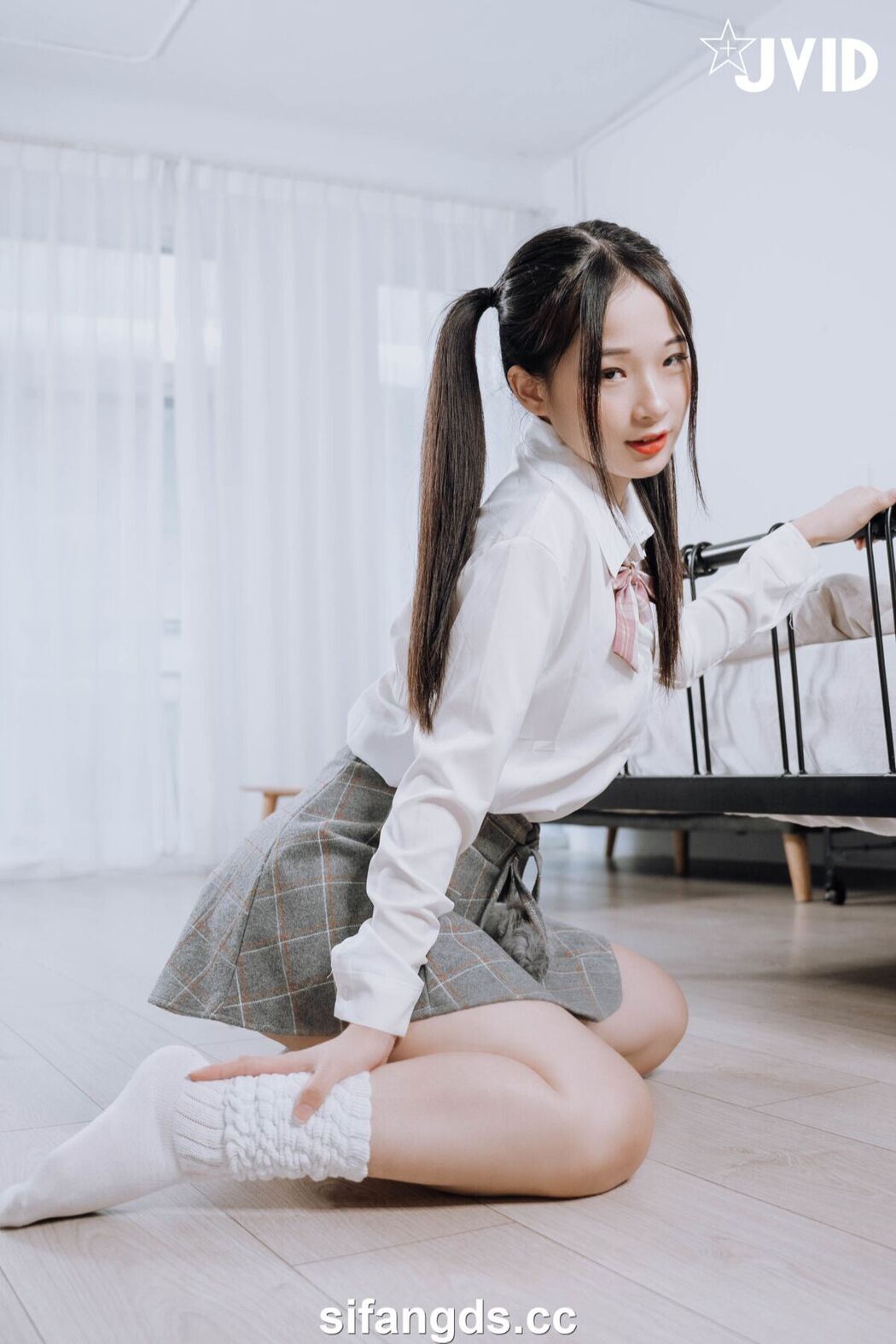 JVID Jie Mi 婕咪 Juice – 雙馬尾女孩婕咪想在學長的胯下依偎 全裸無遮四點全開 Part2