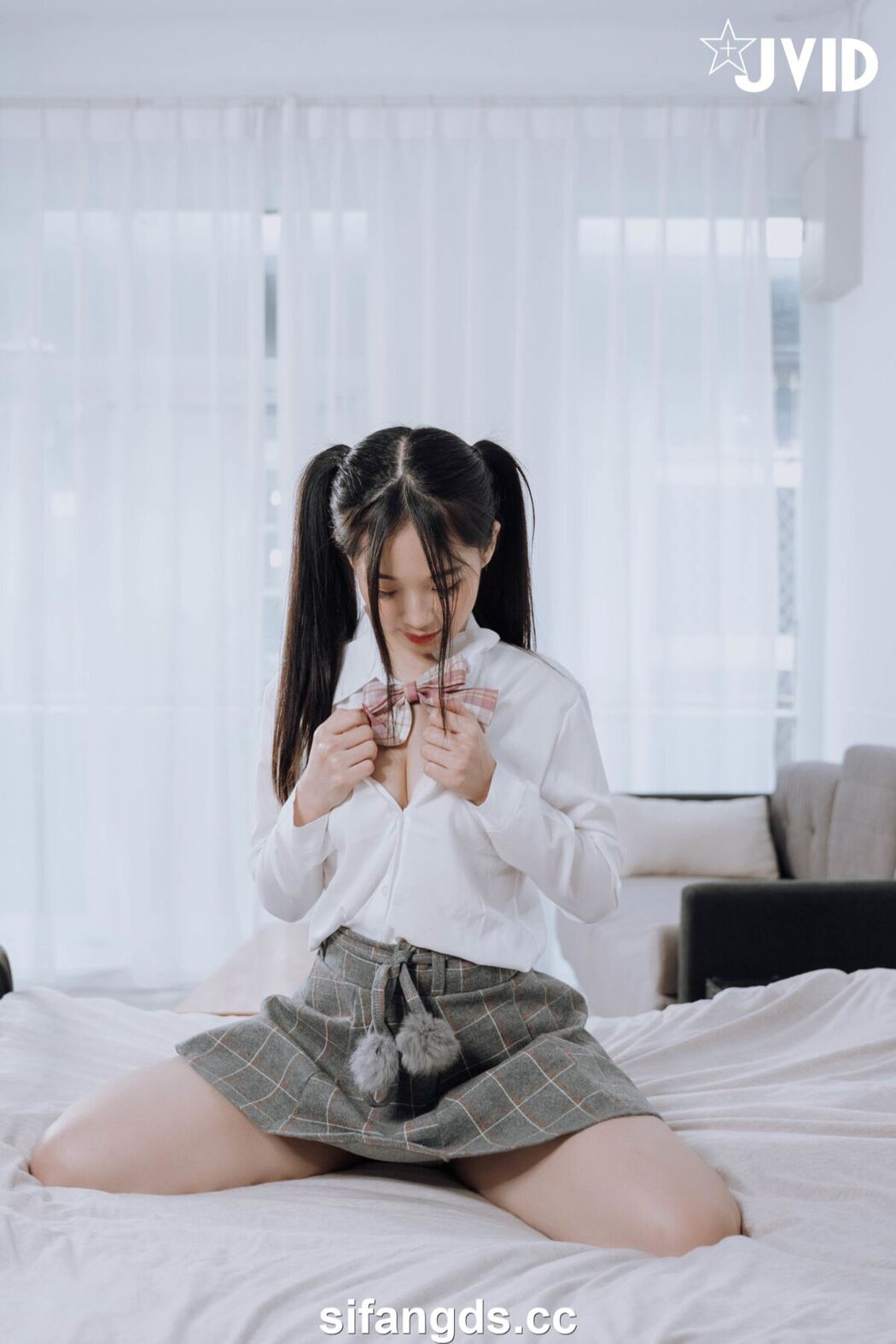 JVID Jie Mi 婕咪 Juice – 雙馬尾女孩婕咪想在學長的胯下依偎 全裸無遮四點全開 Part1