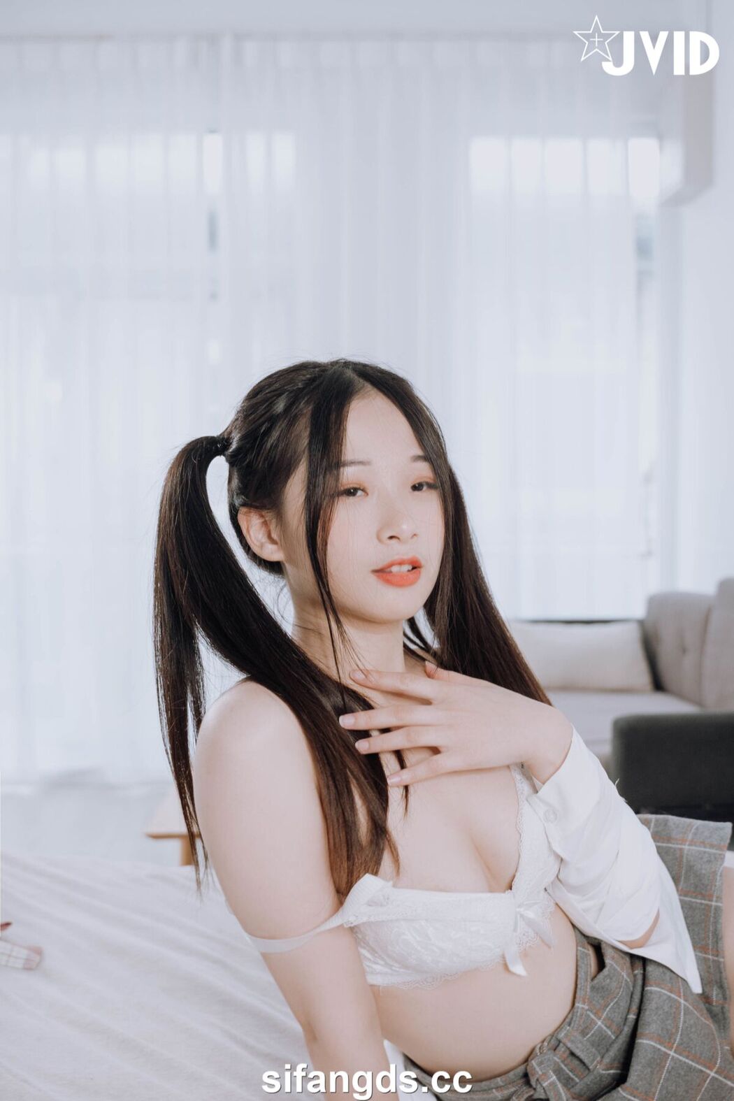 JVID Jie Mi 婕咪 Juice – 雙馬尾女孩婕咪想在學長的胯下依偎 全裸無遮四點全開 Part2