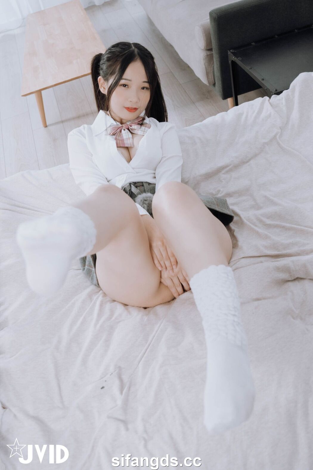 JVID Jie Mi 婕咪 Juice – 雙馬尾女孩婕咪想在學長的胯下依偎 全裸無遮四點全開 Part1