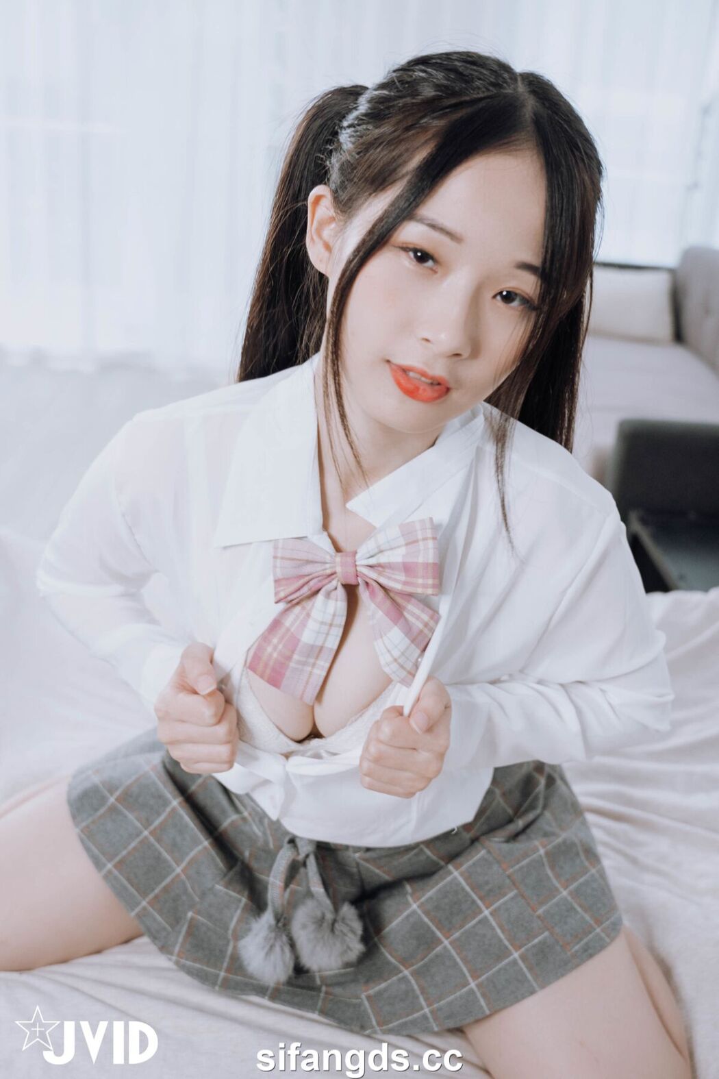 JVID Jie Mi 婕咪 Juice – 雙馬尾女孩婕咪想在學長的胯下依偎 全裸無遮四點全開 Part2