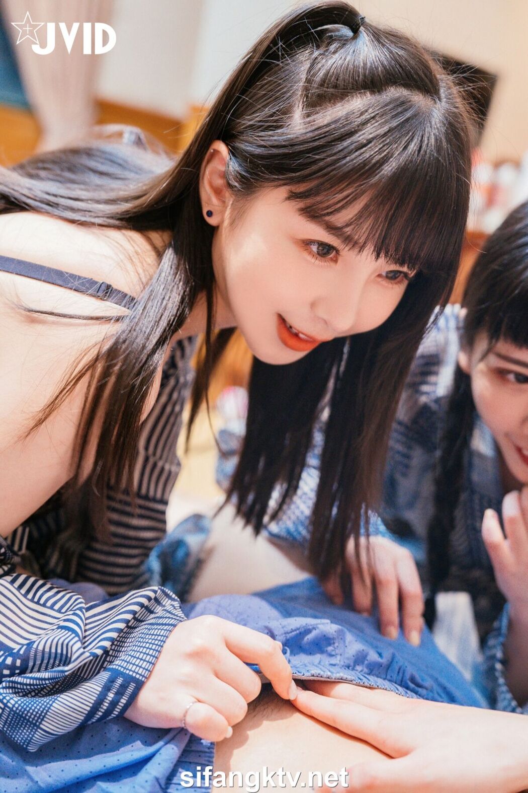 JVID Jie Mi 婕咪 Juice And Ya Jie 雅捷 And Yue Tai Ni Tiny 月台尼Tiny And Cha Li 茶理 &#8211; 酒醉的瘋狂做愛快樂之夜 Part1