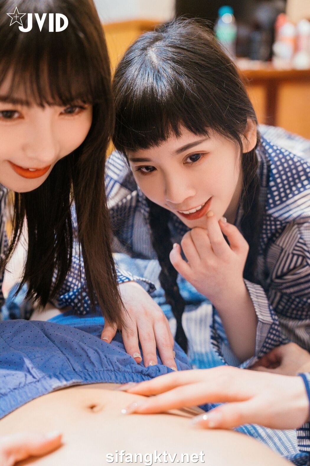 JVID Jie Mi 婕咪 Juice And Ya Jie 雅捷 And Yue Tai Ni Tiny 月台尼Tiny And Cha Li 茶理 – 酒醉的瘋狂做愛快樂之夜 Part2