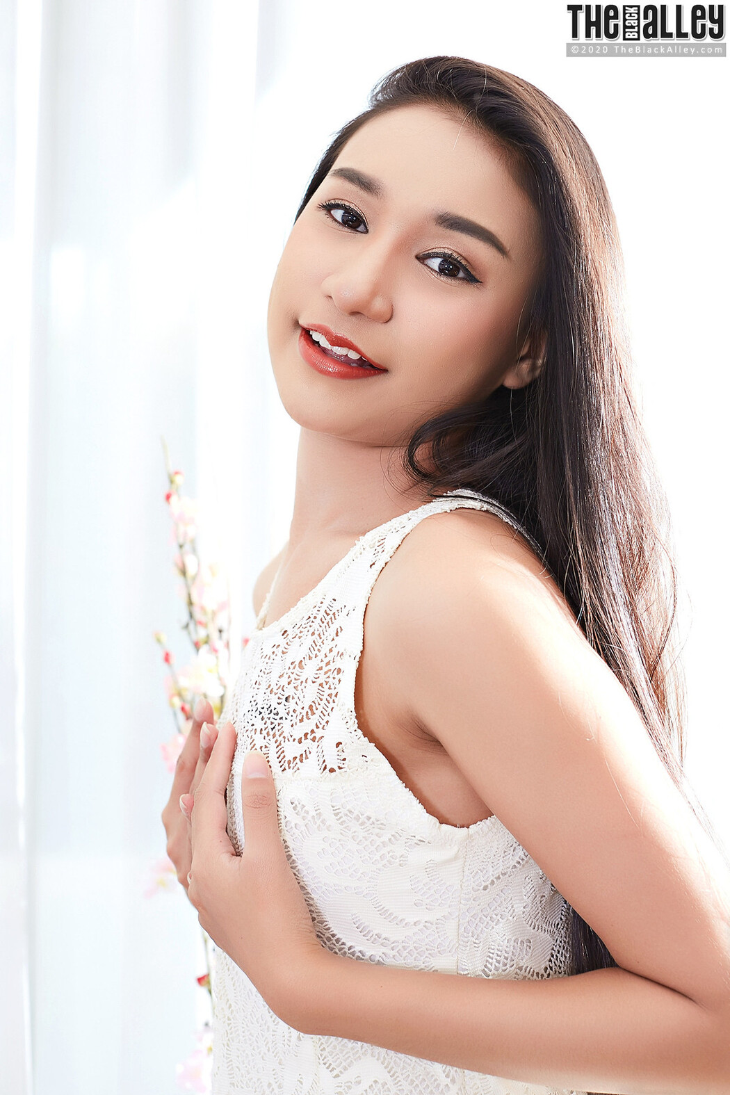 Mia The Black Alley Photobook Set.27