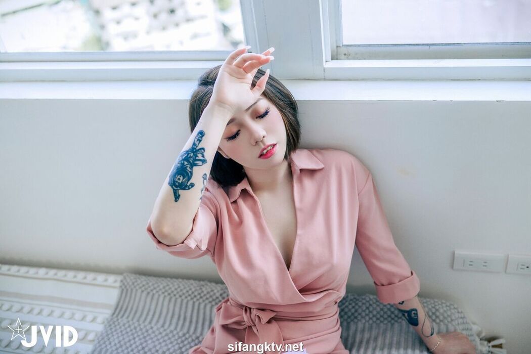 JVID Jie Mi 婕咪 Juice Ya Jie 雅捷 – 飢渴姊妹雅捷 婕咪用時間停止器侵犯維修工人 – 沒榨乾是不會停的 Part2