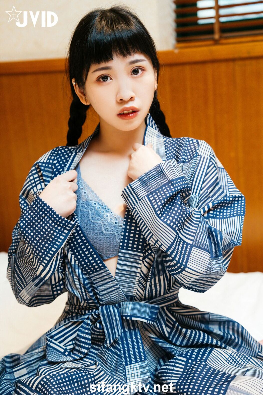 JVID Jie Mi 婕咪 Juice And Ya Jie 雅捷 And Yue Tai Ni Tiny 月台尼Tiny And Cha Li 茶理 – 酒醉的瘋狂做愛快樂之夜 Part3