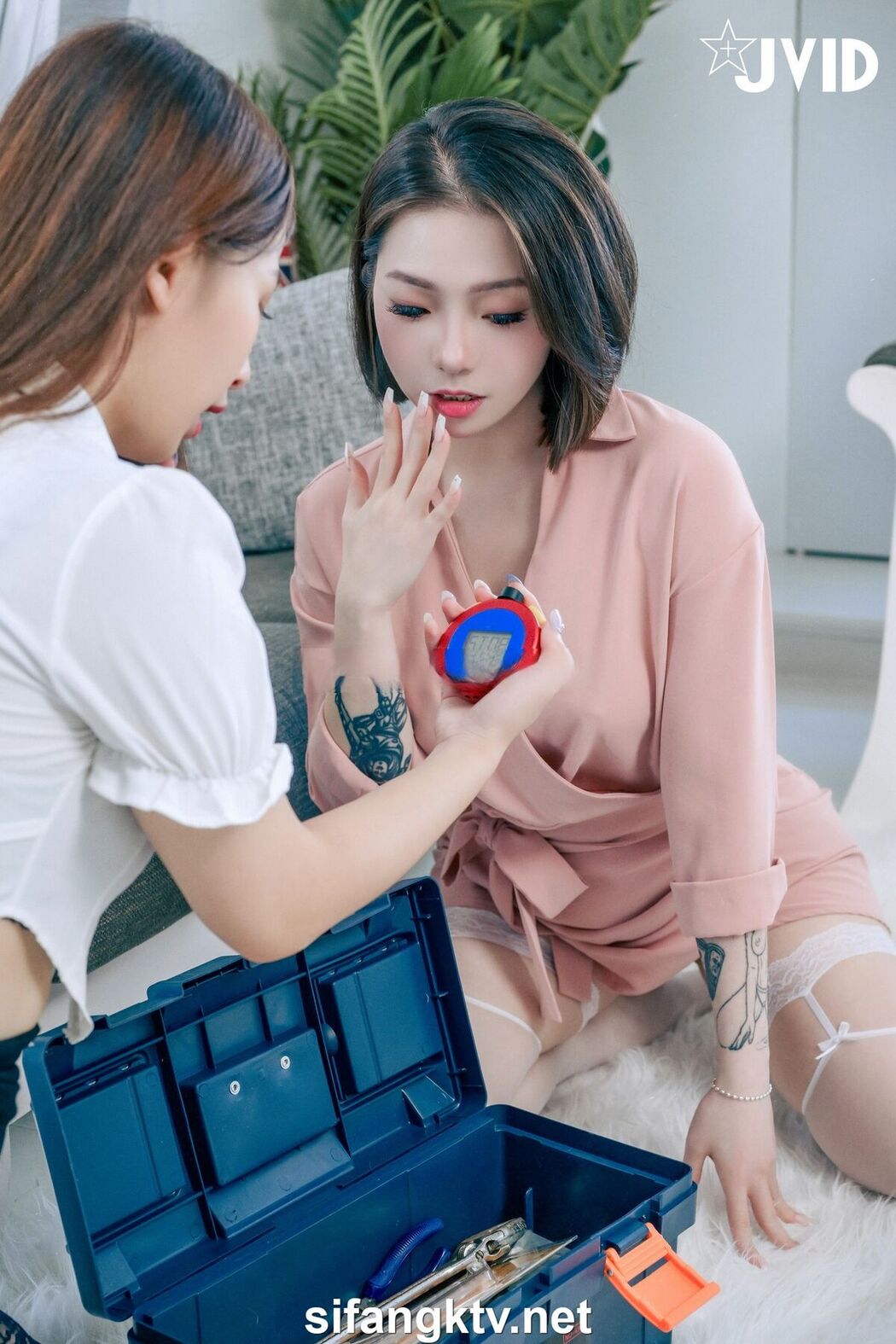 JVID Jie Mi 婕咪 Juice Ya Jie 雅捷 &#8211; 飢渴姊妹雅捷 婕咪用時間停止器侵犯維修工人 &#8211; 沒榨乾是不會停的 Part1