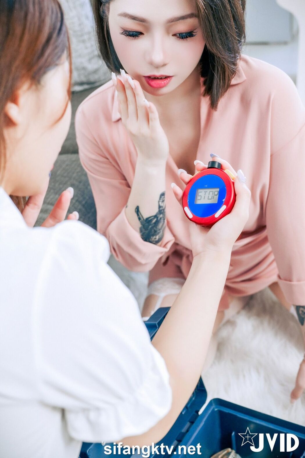 JVID Jie Mi 婕咪 Juice Ya Jie 雅捷 &#8211; 飢渴姊妹雅捷 婕咪用時間停止器侵犯維修工人 &#8211; 沒榨乾是不會停的 Part1