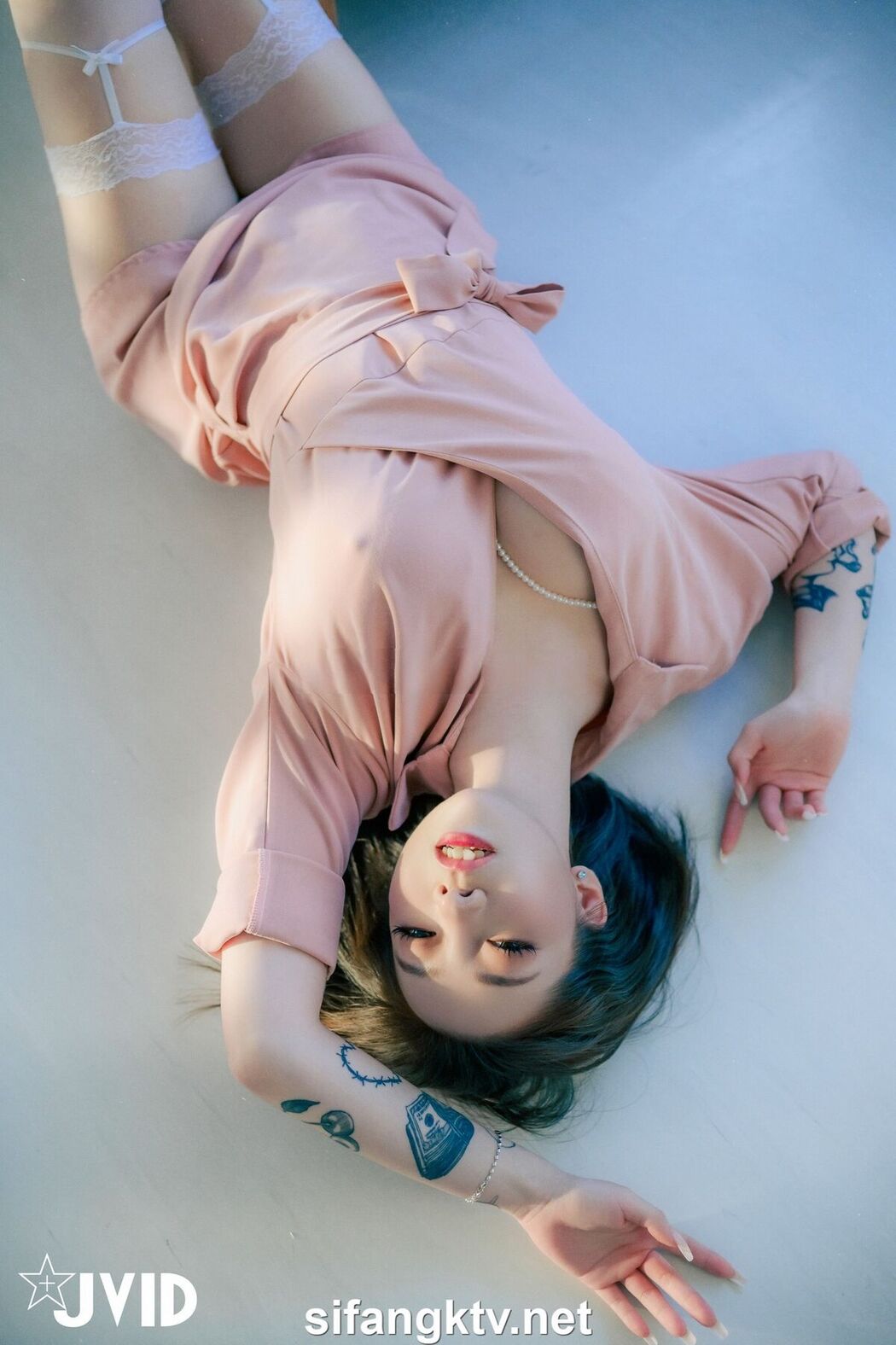 JVID Jie Mi 婕咪 Juice Ya Jie 雅捷 – 飢渴姊妹雅捷 婕咪用時間停止器侵犯維修工人 – 沒榨乾是不會停的 Part2