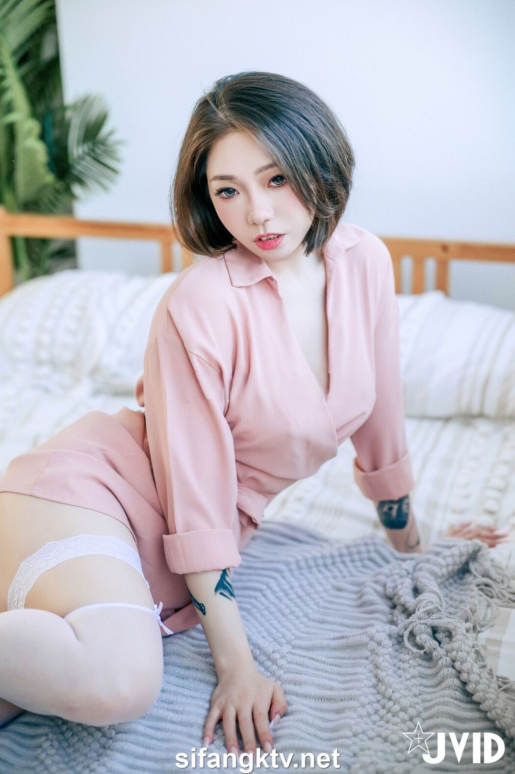 JVID Jie Mi 婕咪 Juice Ya Jie 雅捷 – 飢渴姊妹雅捷 婕咪用時間停止器侵犯維修工人 – 沒榨乾是不會停的 Part2