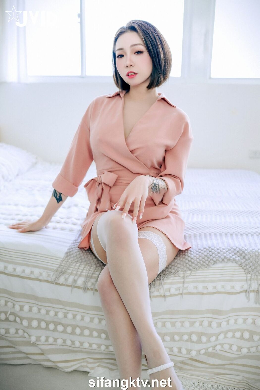 JVID Jie Mi 婕咪 Juice Ya Jie 雅捷 – 飢渴姊妹雅捷 婕咪用時間停止器侵犯維修工人 – 沒榨乾是不會停的 Part2