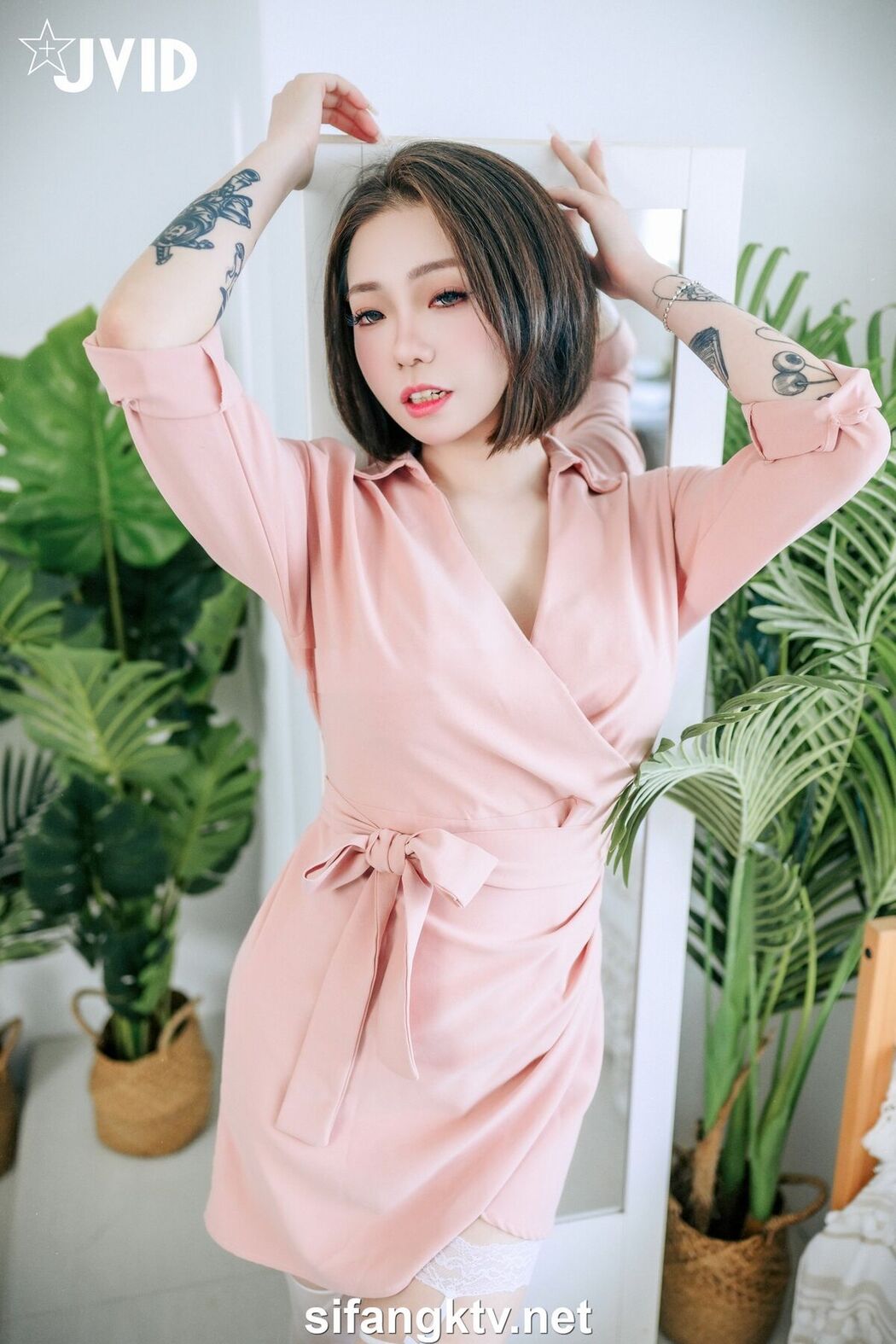 JVID Jie Mi 婕咪 Juice Ya Jie 雅捷 – 飢渴姊妹雅捷 婕咪用時間停止器侵犯維修工人 – 沒榨乾是不會停的 Part2