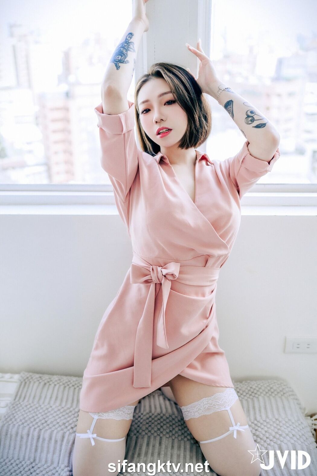 JVID Jie Mi 婕咪 Juice Ya Jie 雅捷 – 飢渴姊妹雅捷 婕咪用時間停止器侵犯維修工人 – 沒榨乾是不會停的 Part2
