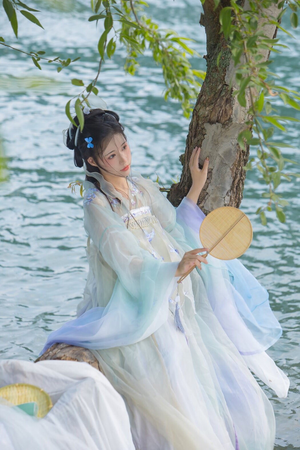 YiTuYu艺图语 Vol.2748 Nu Li Ban Zhuan De Shuang He