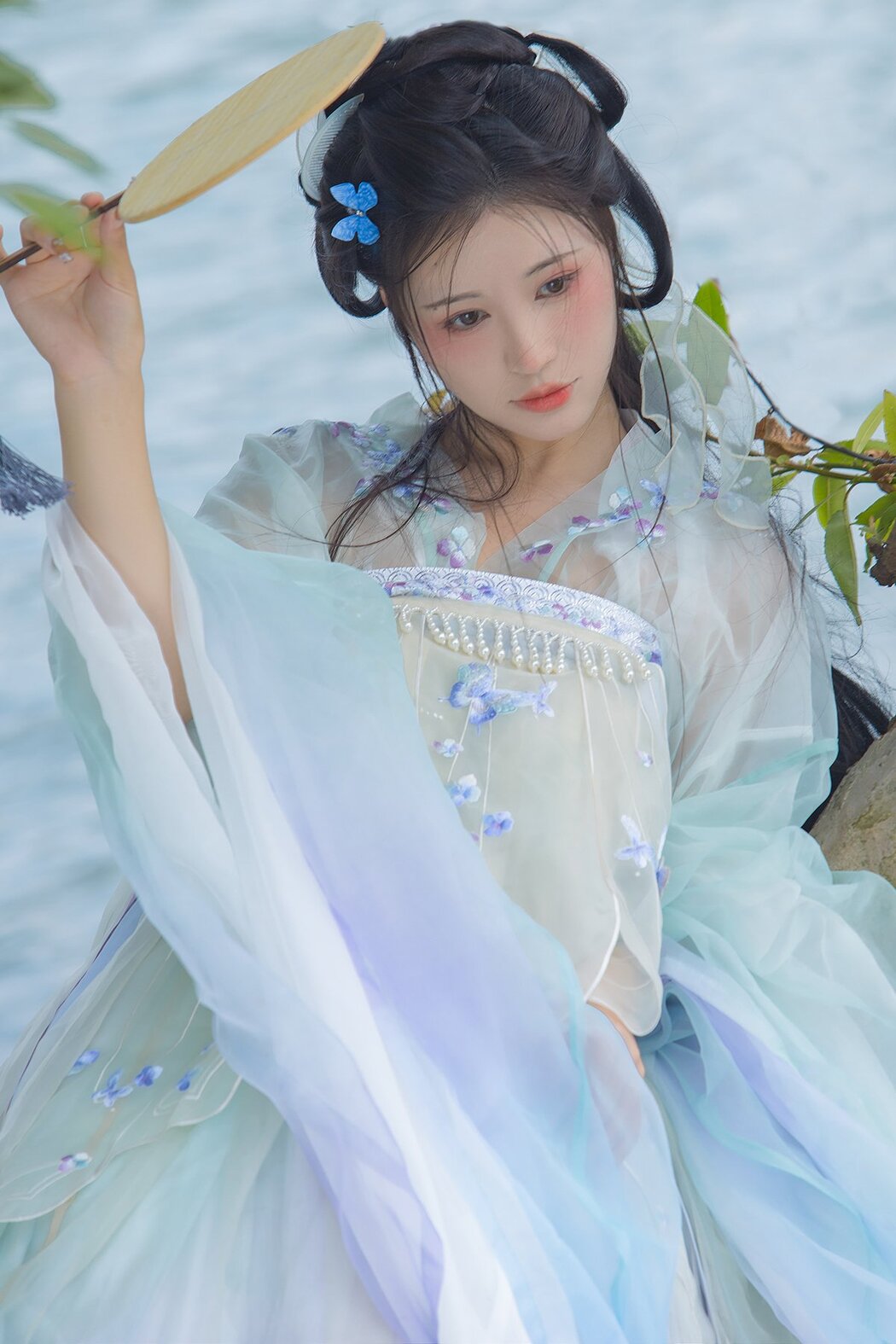YiTuYu艺图语 Vol.2748 Nu Li Ban Zhuan De Shuang He Cover Photo