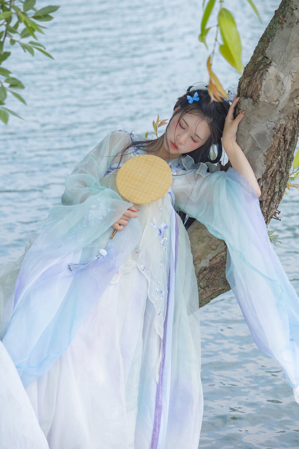 YiTuYu艺图语 Vol.2748 Nu Li Ban Zhuan De Shuang He