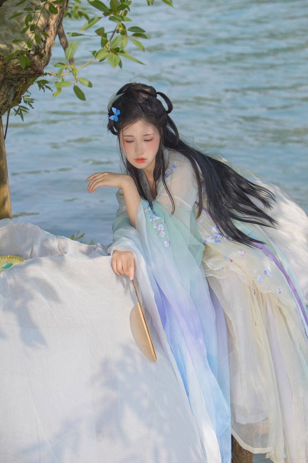 YiTuYu艺图语 Vol.2748 Nu Li Ban Zhuan De Shuang He