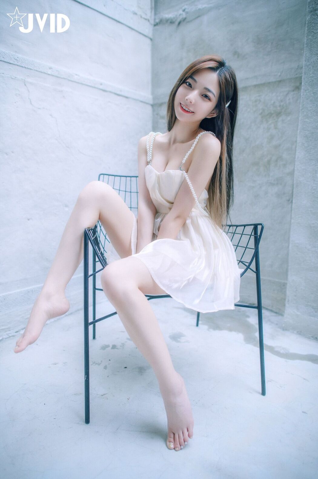 JVID Jiu Jiu 啾啾 – 清純小女孩啾啾如今秀色可餐 小褲褲下的形狀好誘人 Part2