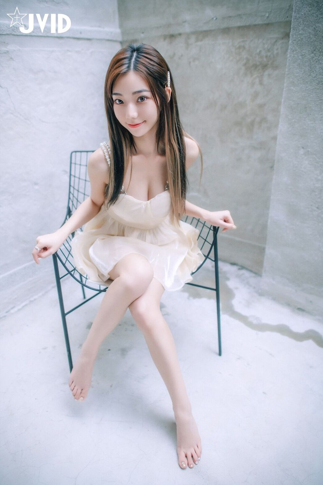 JVID Jiu Jiu 啾啾 – 清純小女孩啾啾如今秀色可餐 小褲褲下的形狀好誘人 Part2