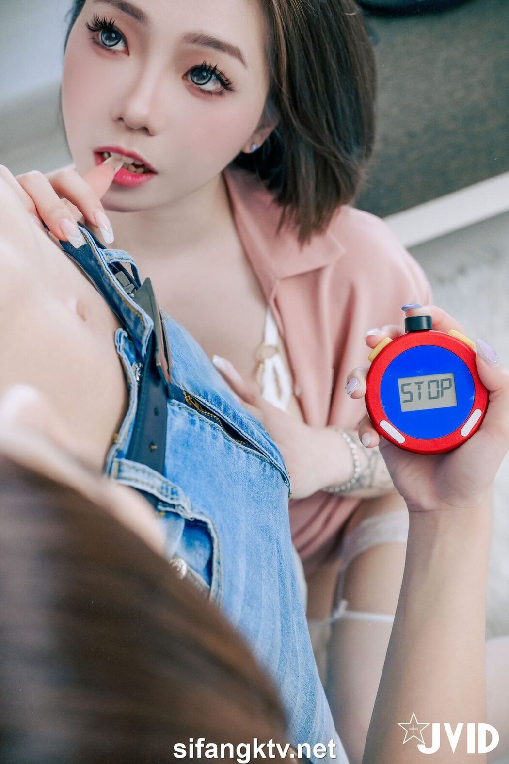 JVID Jie Mi 婕咪 Juice Ya Jie 雅捷 – 飢渴姊妹雅捷 婕咪用時間停止器侵犯維修工人 – 沒榨乾是不會停的 Part4