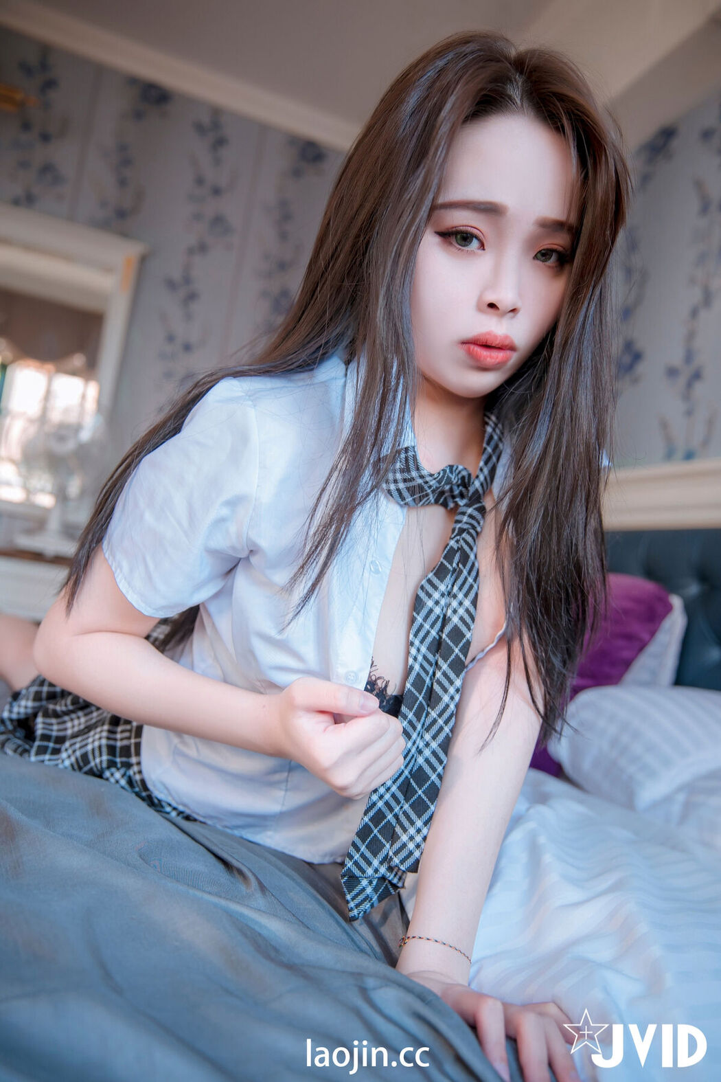 JVID Li Lin 里琳 – 觸碰巨乳JK的猥褻色情指導 里琳 我在輔導她作業的期間錄了一段我與她的視頻隔著校服撫摸她小穴就 變得 Part1