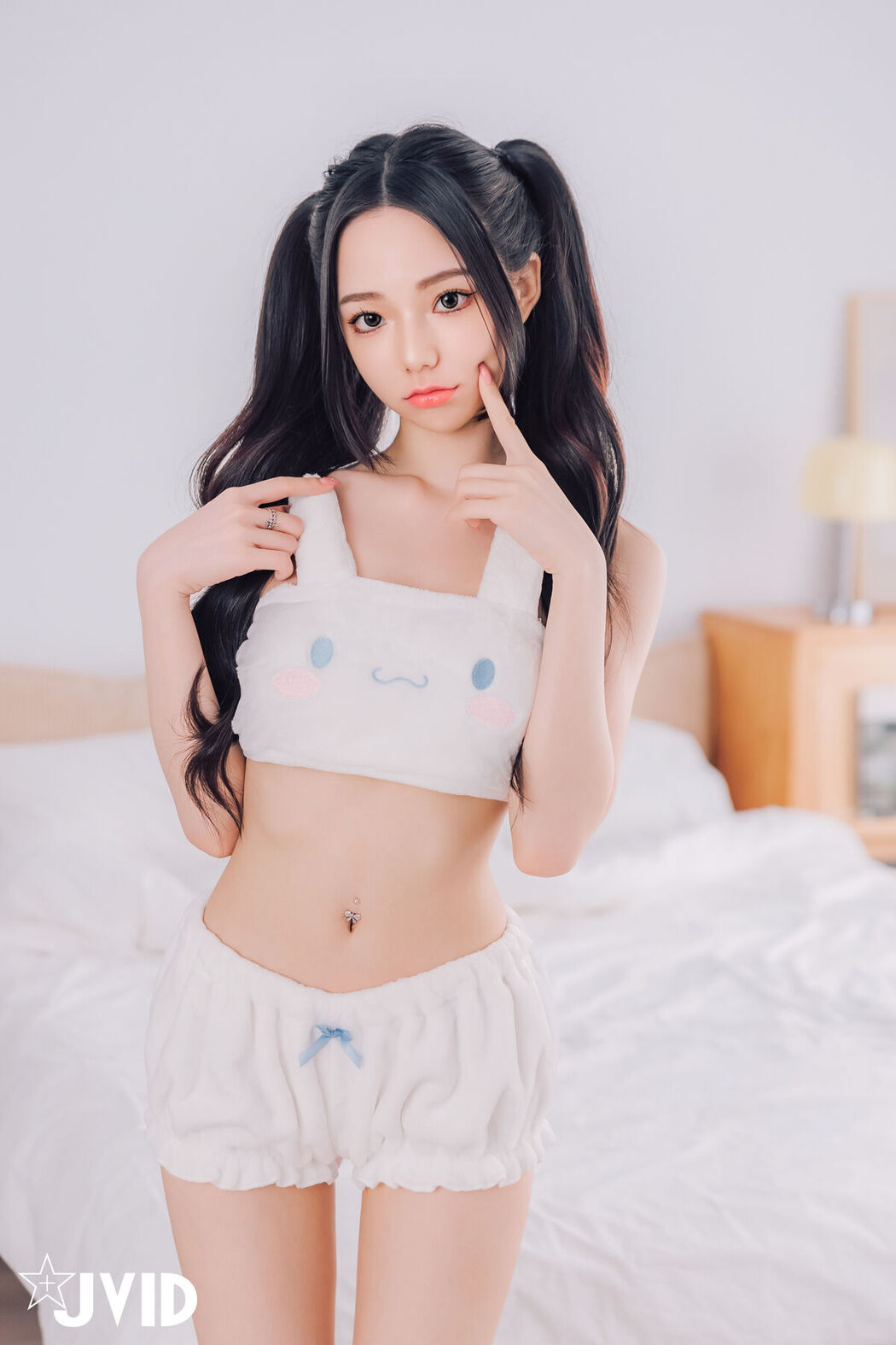 JVID Tai Ni 胎尼 And Jiu Jiu 啾啾 – 啾啾親自開箱豪華AI情慾娃娃Tiny 真人比例完美粉嫩E奶 激情互動舌吻揉奶樣樣來 Part1