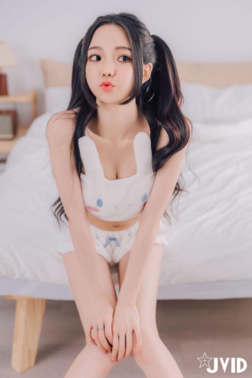 JVID Tai Ni 胎尼 And Jiu Jiu 啾啾 – 啾啾親自開箱豪華AI情慾娃娃Tiny 真人比例完美粉嫩E奶 激情互動舌吻揉奶樣樣來 Part2