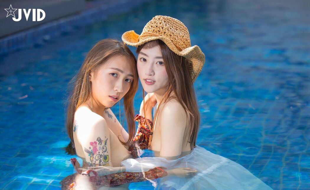 JVID Annie And Xin Ren Lin Lin 新人LinLin – 双美尻少女VILA泳池畔露出 Part1